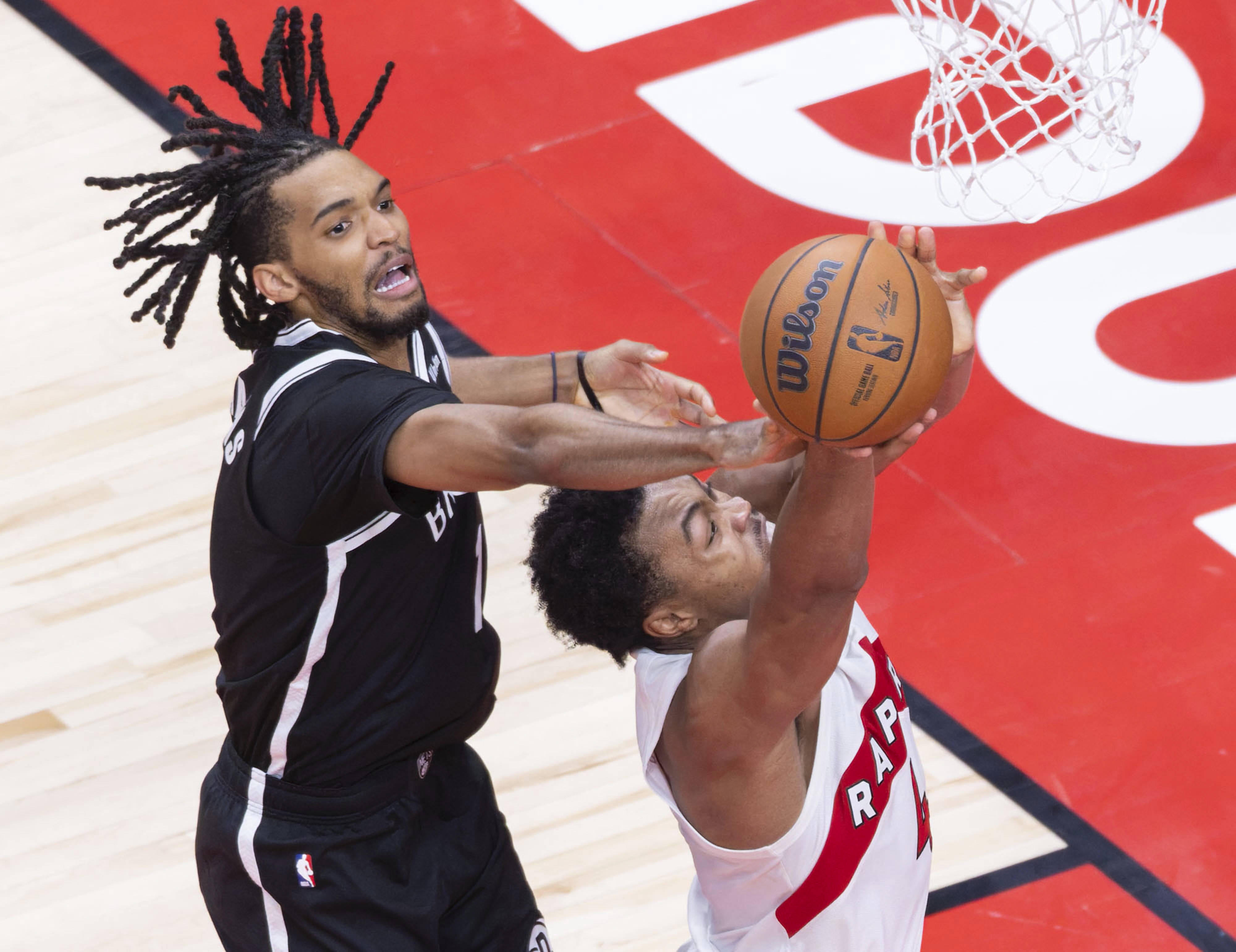 开云体育入口-赛地聚焦——NBA总决赛关键时刻热度飙升，多伦多猛龙防线松动，信心回归，训练强度明显提升