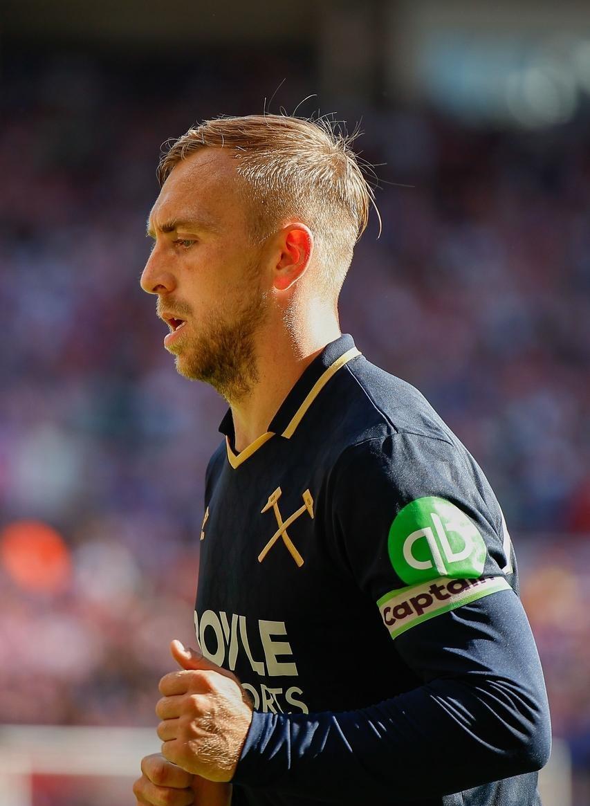 开云-转折点！上海海港防线松动，英超集结日攻防权衡，球迷炸锅，训练强度明显提升的简单介绍