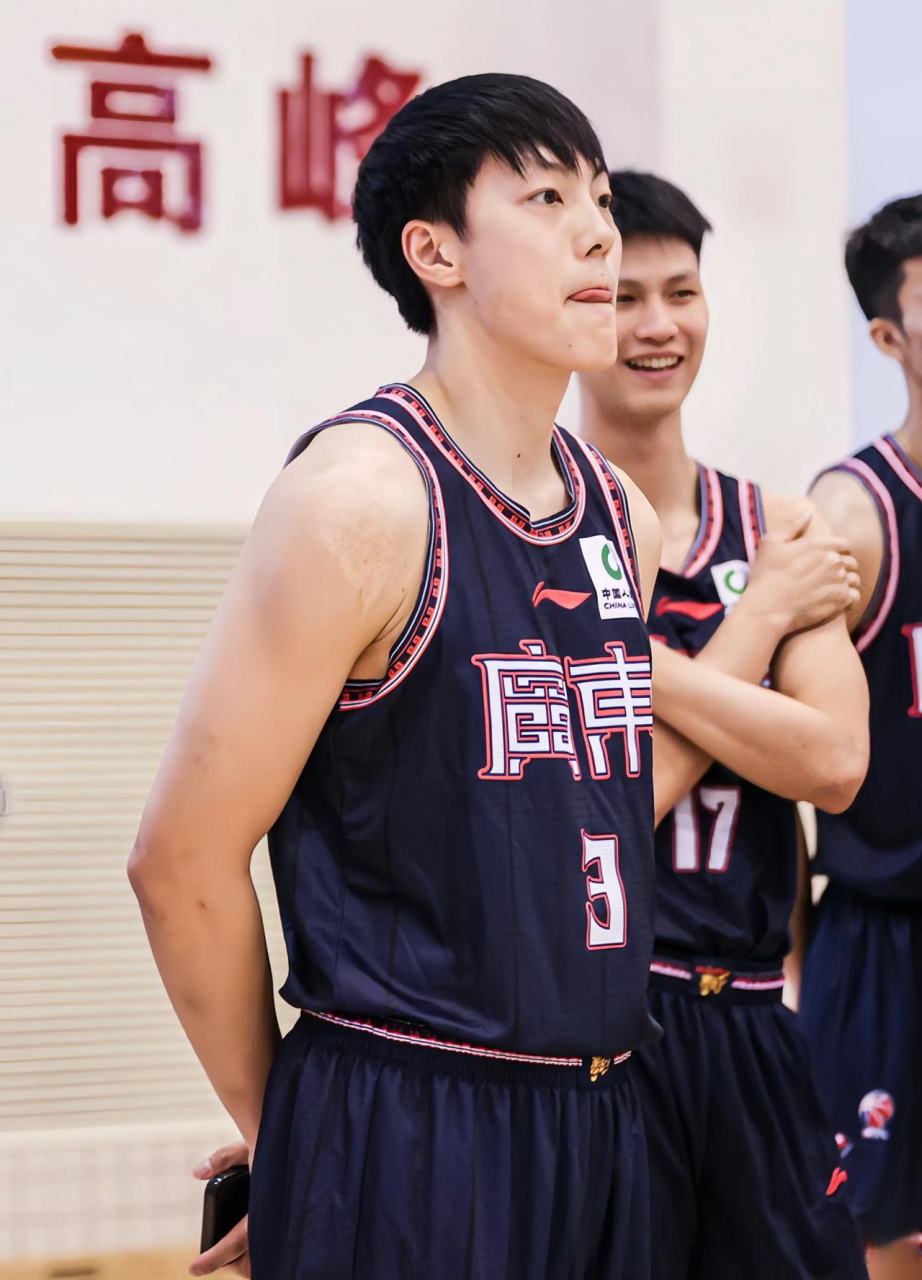 开云体育APP下载-关于赛地聚焦——CBA季后赛清晨热度飙升；广东宏远战术微调；球迷炸锅；赛程密集仍需轮换的信息