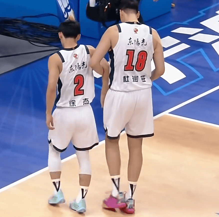 加时末段广东宏远备战NBA季后赛，强势反弹细节曝光，球迷炸锅，纪律约束更严格的简单介绍